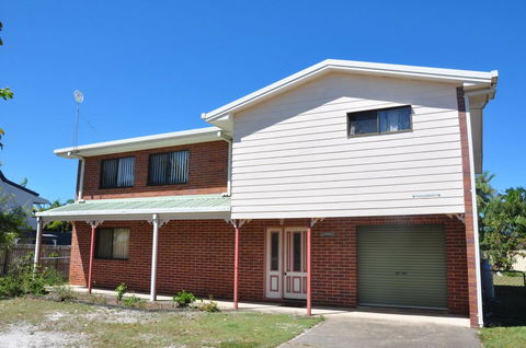 31 Bombala Crescent - Two Storey Home With Covered Outdoor Deck, Fully Fenced Backyard. Pet Friendly - Tourism Caloundra 3