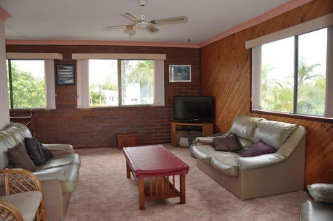 31 Bombala Crescent - Two Storey Home With Covered Outdoor Deck, Fully Fenced Backyard. Pet Friendly - Tourism Caloundra 2