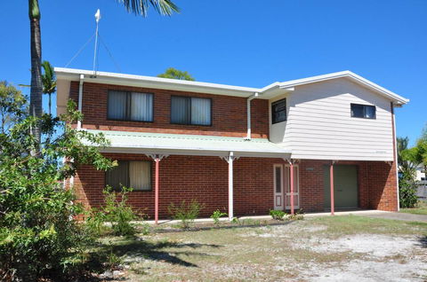 31 Bombala Crescent - Two Storey Home With Covered Outdoor Deck, Fully Fenced Backyard. Pet Friendly - Tourism Caloundra 0