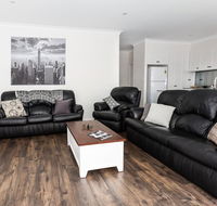4 Bedroom Inner City Townhouse - SLEEPS 9  - Tourism Caloundra