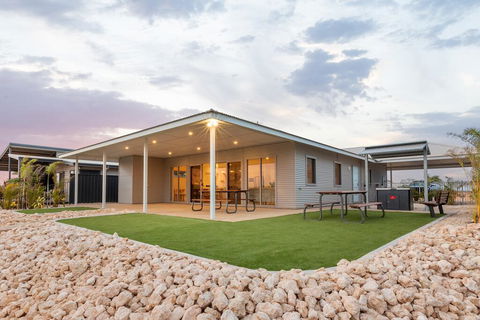4 Corella Court - Brand New Magnificent Marina Home With Wi-Fi - Tourism Caloundra 0