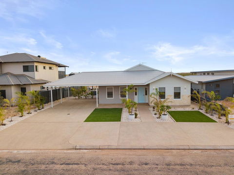 4 Corella Court - Brand New Magnificent Marina Home With Wi-Fi - Tourism Caloundra 2