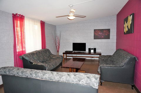 4 Page Street - Colourful And Shady 3-Bedroom Home - Tourism Caloundra 1