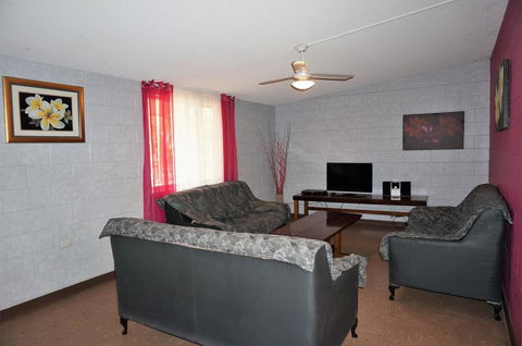 4 Page Street - Colourful And Shady 3-Bedroom Home - Tourism Caloundra 3