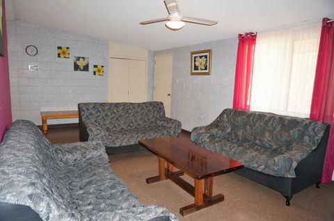 4 Page Street - Colourful And Shady 3-Bedroom Home - Tourism Caloundra 2
