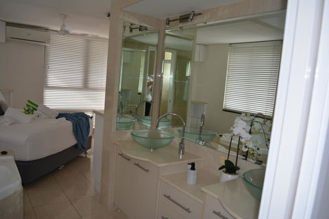 5,  Apartment On The Esplanade - Tourism Caloundra 3