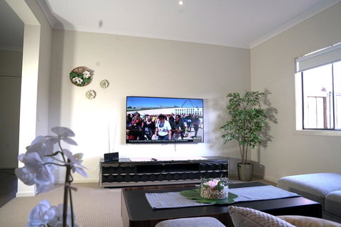 6 Bedrooms Contemporary Big House At Pakenhem - Tourism Caloundra 3