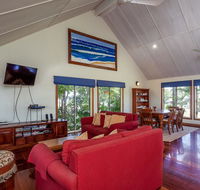 6 Ilmenite Avenue - Coastal beach shack within walking distance to patrolled beach and CBD - Tourism Caloundra