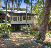 6 Satinwood Drive - Rainbow Shores Stylish Beach House Free WiFi - Tourism Caloundra