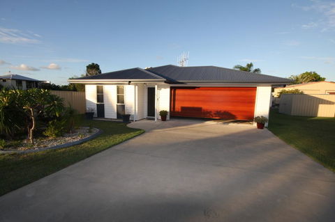 62 Tingira Close - Modern Lowset Home With Swimming Pool, Outdoor Area, Ample Parking. Pet Friendly - Tourism Caloundra 1