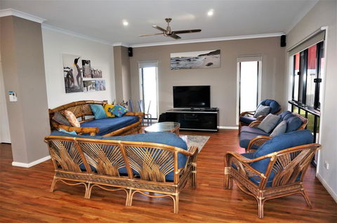 64 Madaffari Drive - PRIVATE JETTY - Tourism Caloundra 2
