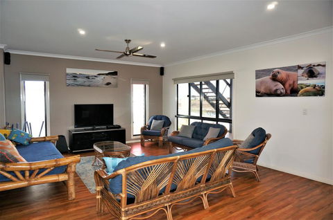 64 Madaffari Drive - PRIVATE JETTY - Tourism Caloundra 3