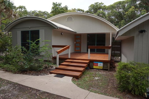 7 Belle Court - Rainbow Shores, Huge Beach House, Ducted Air Con, Pets Welcome - Tourism Caloundra 0