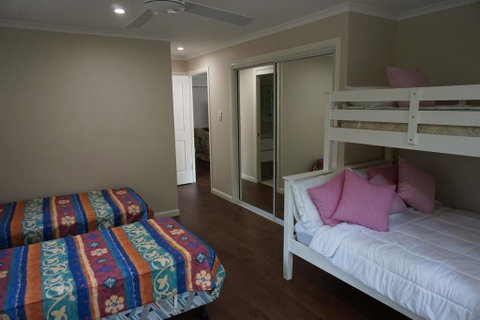 7 Belle Court - Rainbow Shores, Huge Beach House, Ducted Air Con, Pets Welcome - Tourism Caloundra 1