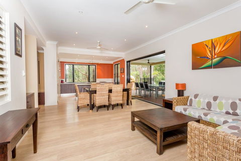 8 Ibis Court - Rainbow Shores, Swimming Pool, Walk To Beach, Executive Beach House - Tourism Caloundra 1