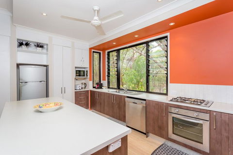 8 Ibis Court - Rainbow Shores, Swimming Pool, Walk To Beach, Executive Beach House - Tourism Caloundra 3