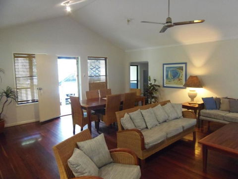 8 Orania Court - Rainbow Shores, Privacy, Peace And Quiet - Tourism Caloundra 1