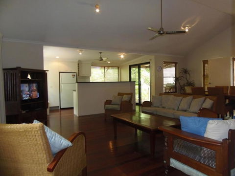 8 Orania Court - Rainbow Shores, Privacy, Peace And Quiet - Tourism Caloundra 2