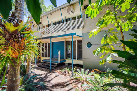 8 Satinwood Drive - Rainbow Shores, Architecturally Designed, Pool, Walk To Beach - Tourism Caloundra 3