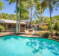8 Satinwood Drive - Rainbow Shores Architecturally Designed Pool Walk to Beach - Tourism Caloundra