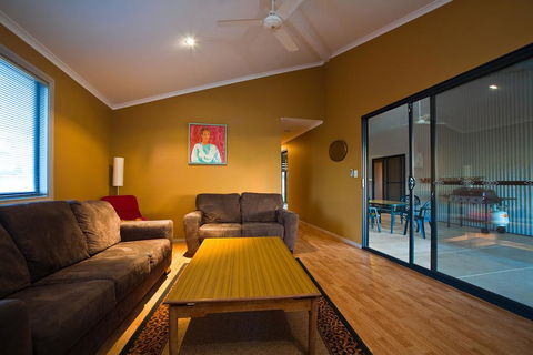 9 Skipjack Circle - Lovely Pet-Friendly Holiday Home With A Breezeway - Tourism Caloundra 1