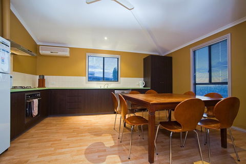 9 Skipjack Circle - Lovely Pet-Friendly Holiday Home With A Breezeway - Tourism Caloundra 2