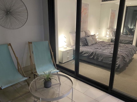 @Realm Modern Executive Apartment, 1BR, Wine, WiFi, Secure Parking, Canberra - Tourism Caloundra 1