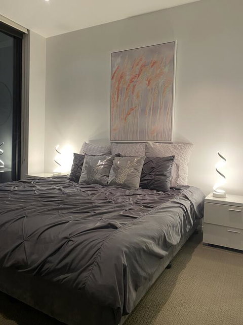 @Realm Modern Executive Apartment, 1BR, Wine, WiFi, Secure Parking, Canberra - Tourism Caloundra 3