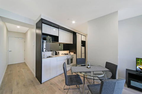 A Cozy & Stylish Suite Near Melbourne Central - Tourism Caloundra 2