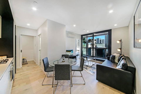 A Cozy & Stylish Suite Near Melbourne Central - Tourism Caloundra 1