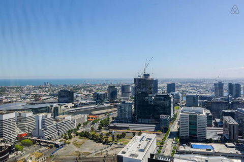 A Cozy CBD Suite With Spectacular City Views - Tourism Caloundra 2