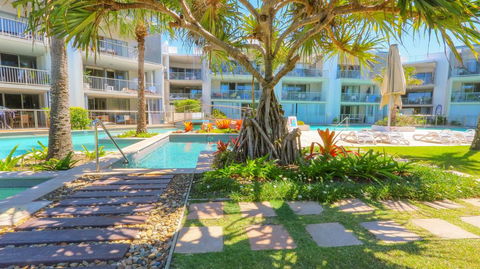 A Deluxe Swim Up - Drift Apartments South - Tourism Caloundra 3