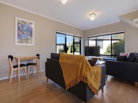 Eagle Heights Holiday Units - Tourism Caloundra 2