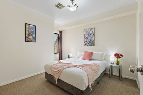 East Perth Apartment With Free Wi-Fi And Parking - Tourism Caloundra 2