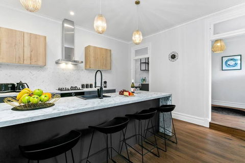 EDW19 - Stylish 2-Bed, 2-Bath Townhose In Drummoyne - Tourism Caloundra 0