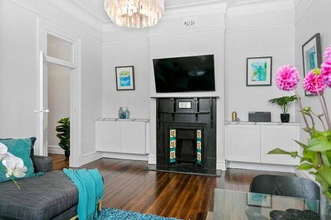 EDW19 - Stylish 2-Bed, 2-Bath Townhose In Drummoyne - Tourism Caloundra 2