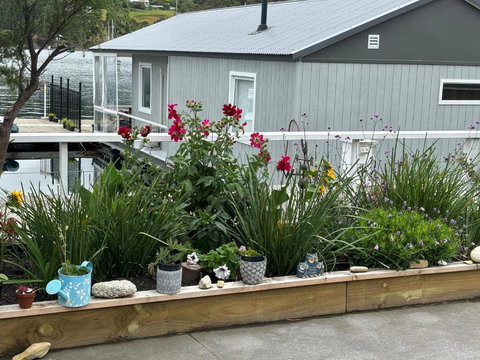 Elegant And Scenic Floating Boat House - Tourism Caloundra 2