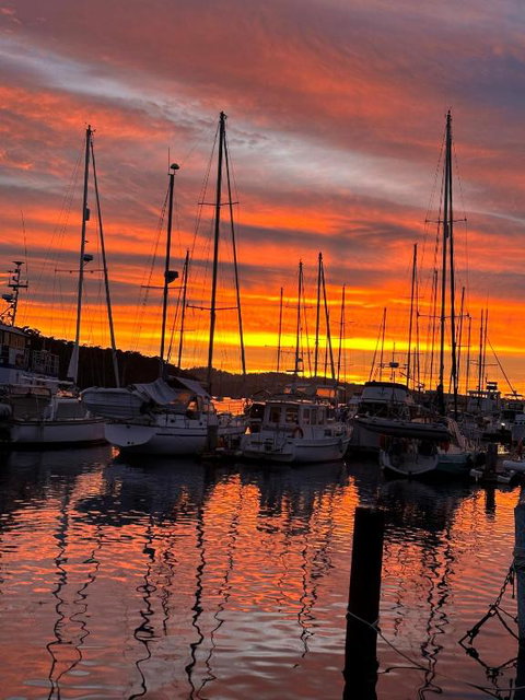 Elegant And Scenic Floating Boat House - Tourism Caloundra 1