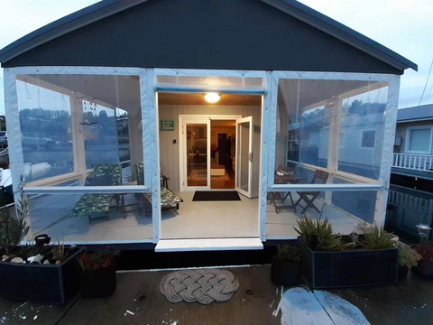 Elegant And Scenic Floating Boat House - Tourism Caloundra 0