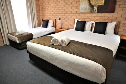 Golden Chain Aalana Motor Inn - Tourism Caloundra 2