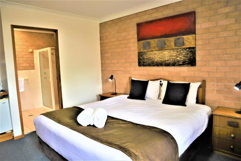 Golden Chain Aalana Motor Inn - Tourism Caloundra 0