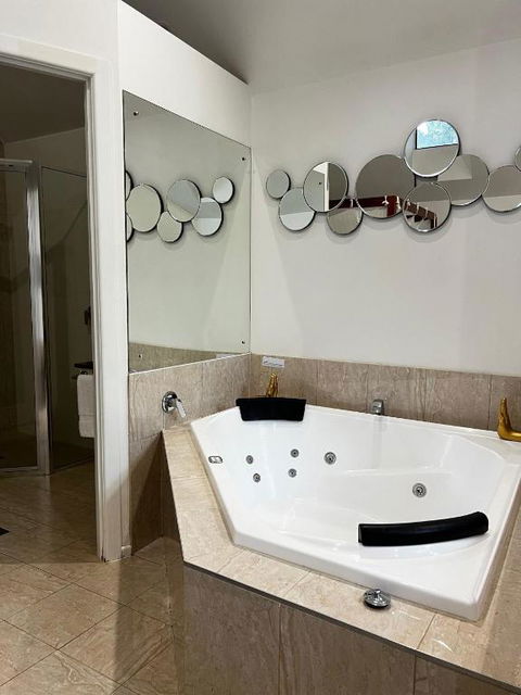 Gallery Walk Chalets - Tamborine Mountain - Tourism Caloundra 2