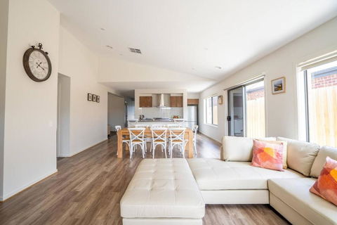 Golden Glow - Expansive Family Home In Bellarine - Tourism Caloundra 0