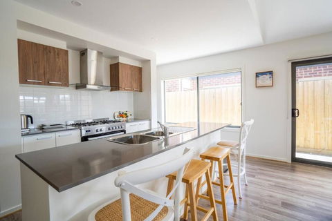 Golden Glow - Expansive Family Home In Bellarine - Tourism Caloundra 4