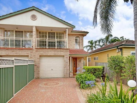 FRENCH HOUSE - Tourism Caloundra 0