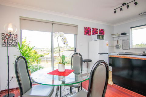 Gairdner Cottage - Something A Bit Different! - Tourism Caloundra 3