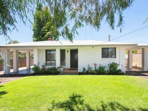 Gale Street Retreat Busselton - Tourism Caloundra 0