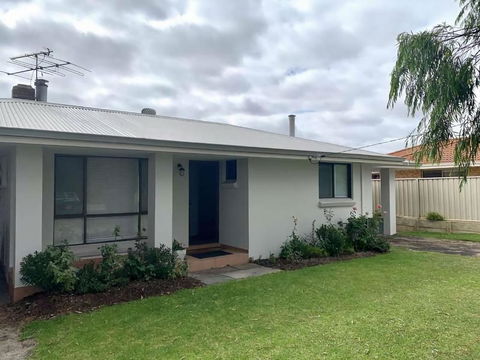 Gale Street Retreat Busselton - Tourism Caloundra 1