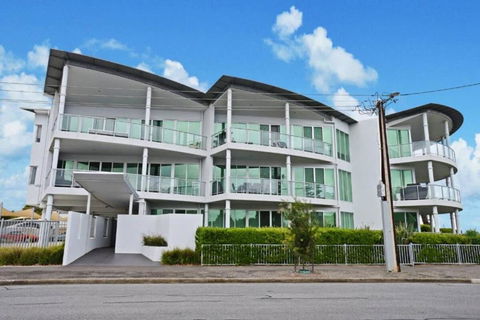 Gallery 7 - Town Centre - Wi-Fi - Linen Included - Tourism Caloundra 1
