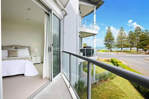 Gallery 7 - Town Centre - Wi-Fi - Linen Included - Tourism Caloundra 2